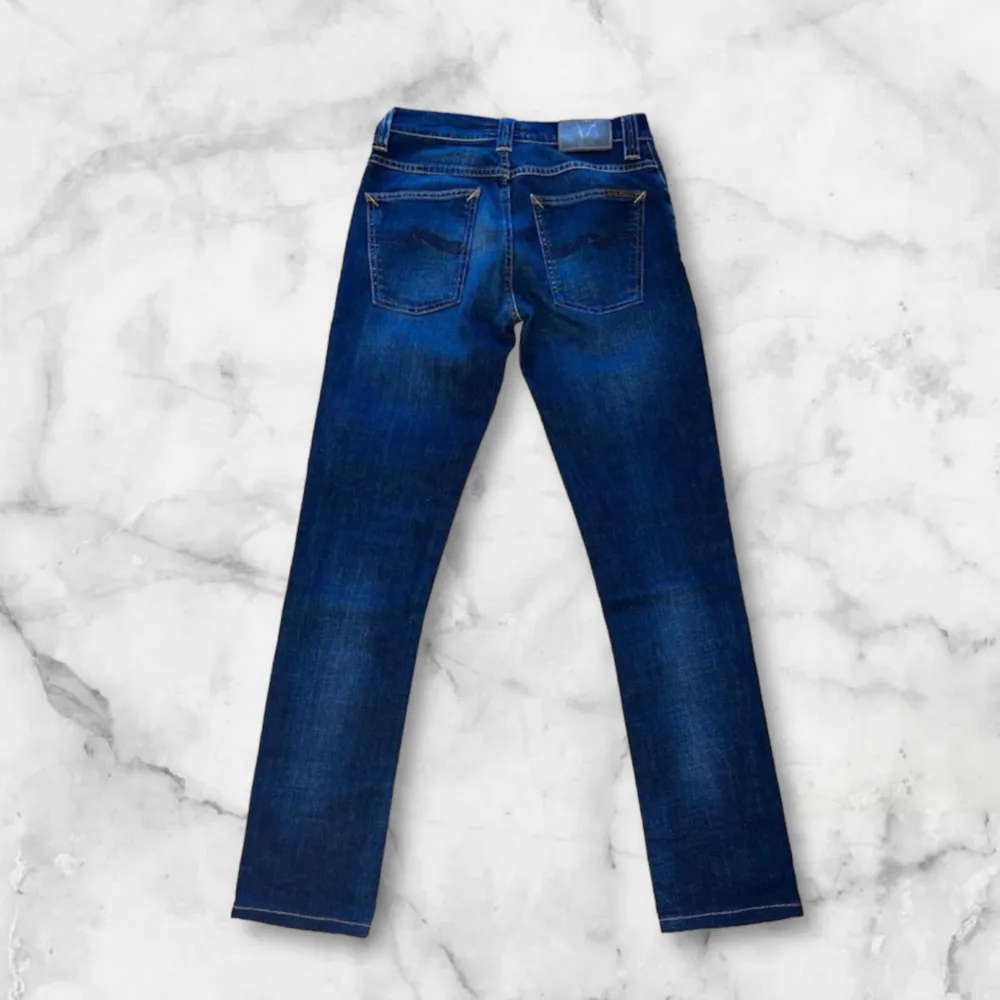 Ett par riktigt snygga Nudie jeans i modellen ”tight long john” som är perfekta nu till våren/sommaren🌸 Skulle säga att de är i fint skick 9/10 då de är nästintill nya🙌🏼 vid frågor eller funderingar är det bara att skriva🤝. Jeans & Byxor.