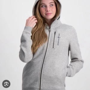 Grå sail racing zip up  - Grå sail racing zip up, säljer på grund av att den inte riktigt är min stil, ursprungspris 1500kr