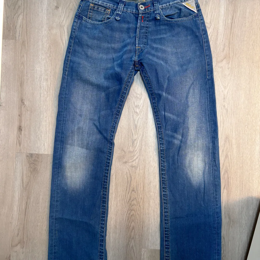 Säljer nu ett par Replay MV 920A,0,34 jeans. Storleken är W30,L34. Jeansen är i ett bra skick. Mitt pris är 350kr. Jeans & Byxor.