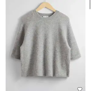 Säljer denna jätte fina populära tröjan från &other stories som jag köpte här på plick men tyvärr inte passa mig!💗