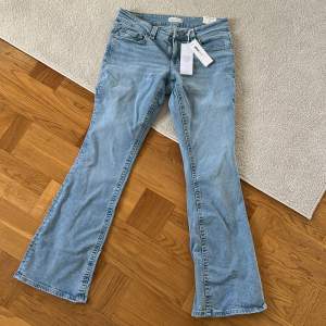 Snygga och populära jeans, slutsåld i storlek 42. Säljer då de inte passade mig