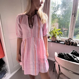 Sommar klänning  - Köpt på plick (lånade bilder från hon jag köpte av) jätte fin och passar bra till sommaren! En koleltion med hm❣️❣️ säljs inte längre 