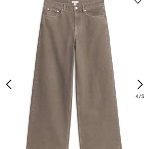 Arket jeans - Så snygga jeans ifrån arket, i en kall brun färg. Säljer dom eftersom dom inte sitter som jag vill. Använda fåtal gånger, Storlek 25, passar s och xs. Slut på hemsidan, köpta för 990🤍