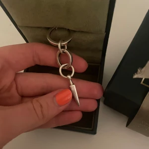 Maria Nilsdotter örhänge  - Säljer detta sjukt trendiga örhänget! Sparsamt använt och boxen tillkommer😇 Modellen heter Chaos Queen Earring