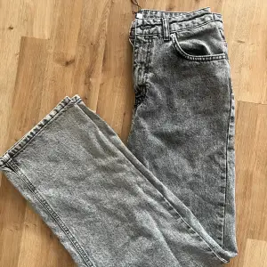 Ett par oanvända jeans från NAKD. Storlek 36. Mörkgrå färg.