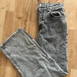 NAKD jeans - Ett par oanvända jeans från NAKD. Storlek 36. Mörkgrå färg.