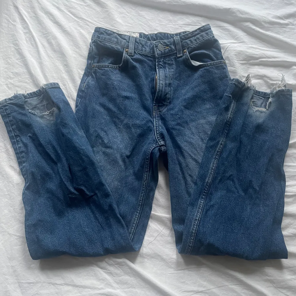 Säljer dessa jättesnygga baggy jeans eftersom jag tyvärr växt ur dom🩷 är synligt skadade längst ner vilket man ser mest på sista bilden därför är dom nedsatt pris🫶 lägger sig fint över skon, skriv om du har frågor!🫶. Jeans & Byxor.