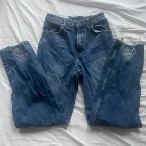 Säljer dessa jättesnygga baggy jeans eftersom jag tyvärr växt ur dom🩷 är synligt skadade längst ner vilket man ser mest på sista bilden därför är dom nedsatt pris🫶 lägger sig fint över skon, skriv om du har frågor!🫶