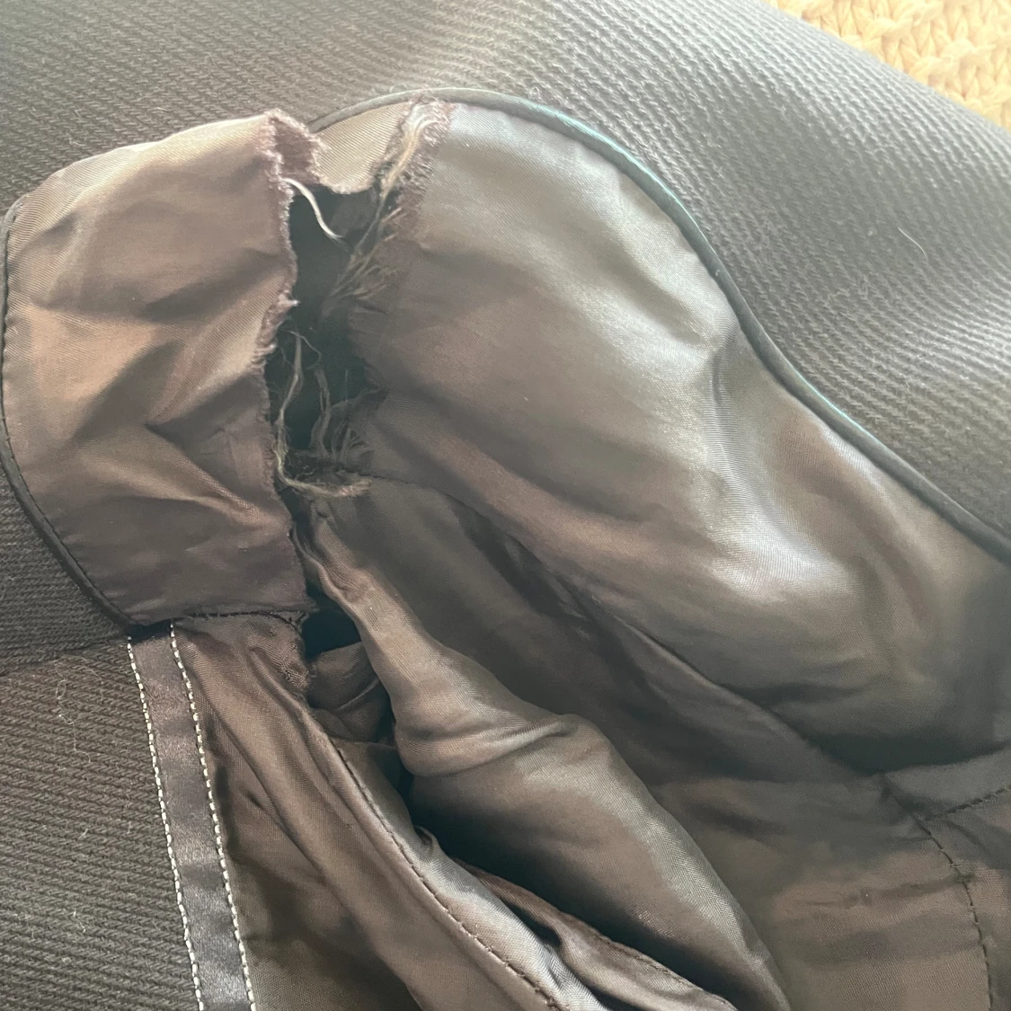 Fin långkappa. Mörkbrun/svart. (Inga fläckar de är spegeln)  - 91