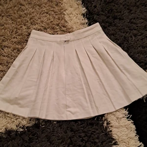 Tenniskjol - Tenniskjol från FBsister. Storlek M. Ytterst liten fläck på ena sidan.