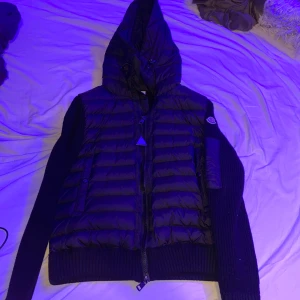 Moncler cardigan black size S - Använd 5 gånger, inga skador, jätte bra skick