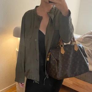 Vår jacka  - Mörkgrön vårjacka, jätte snygg!❣️❣️