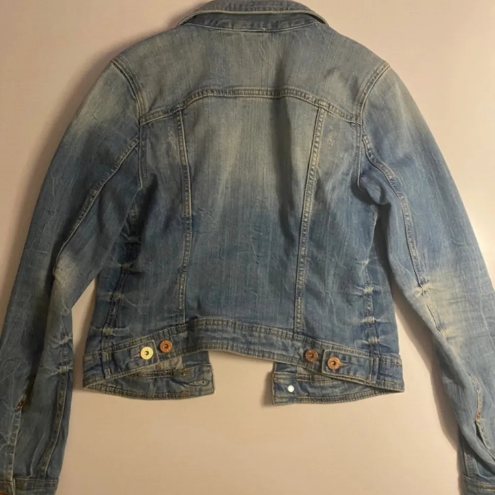 Våren är här!!  Jeansjacka från H&M storlek storlek 36 oanvänd!  Så cool jacka med schysta detaljer!  Oanvänd!  . Jackor.