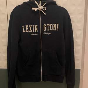 Mörkblå hoodie från Lexington storlek S! Utmärkt skick!  Luva  Snöre  Dragkedja  2 fickor fram  Endast 1 ägare 