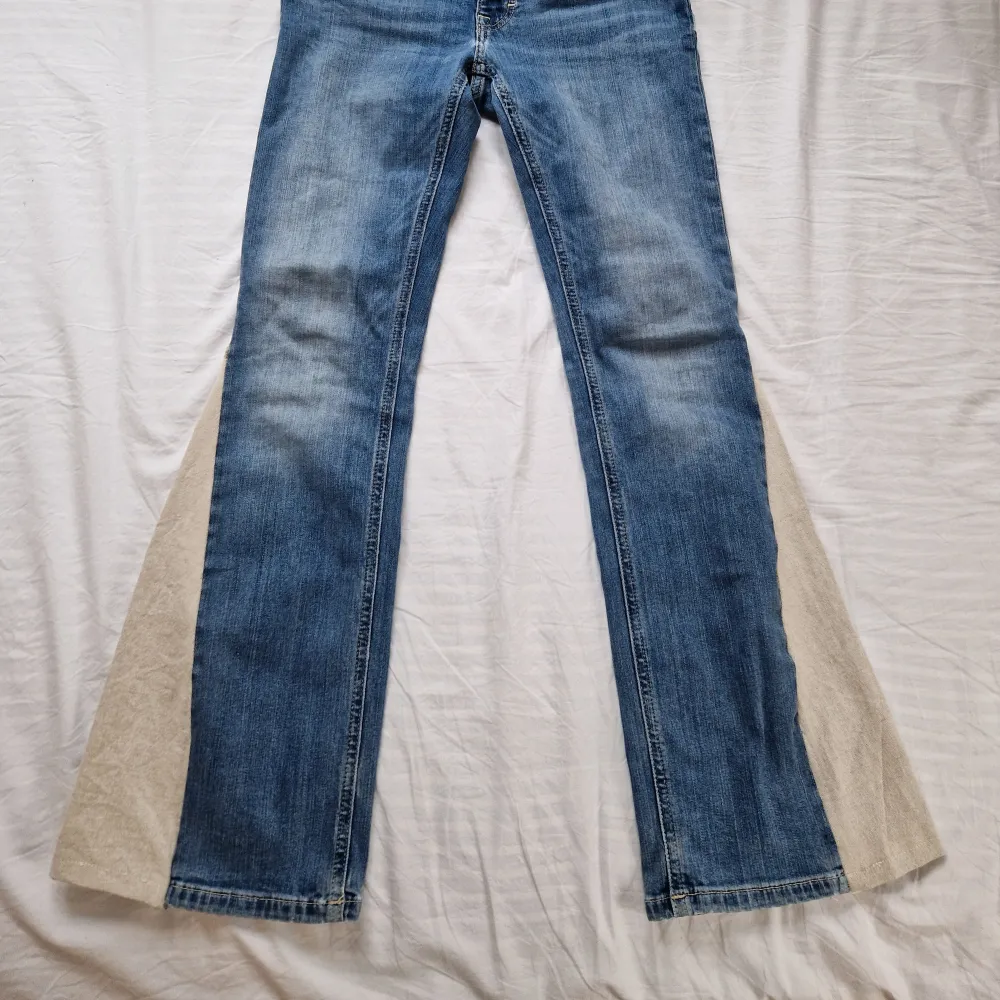 Knappt använda jeans. Jeansen har jag sytt om från skinny till bootcut med ett ljusare ordentligt tyg. Jeansen är midwaist och passar dig som har storlek xs och är cirka 155-160 lång. Skriv till mig först om du är intresserad eller undrar över något🥰. Jeans & Byxor.