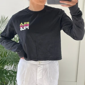 Tröja - En rkt snygg tröja. Helt ny, funkar både till vintern och sommaren. 