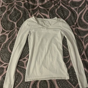 Vit långärmad tröja  - Tröjan är som ny. Säljer pga att den är lite för lång vid midjan. Använt ungefär 2-4 ggr. Kan diskuteras pris senare👍🏻
