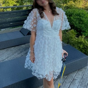 Studentklänning  - INTRESSEKOLL på min otroliga studentklänning från min student 2023. Klänningen är endast använd en gång och har inga anmärkningar. Ge gärna prisförslag om ni tycker priset är för högt!