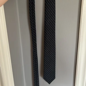 Slips - Slips säljes, mörkblå/svart och grå, väldigt fint skick 