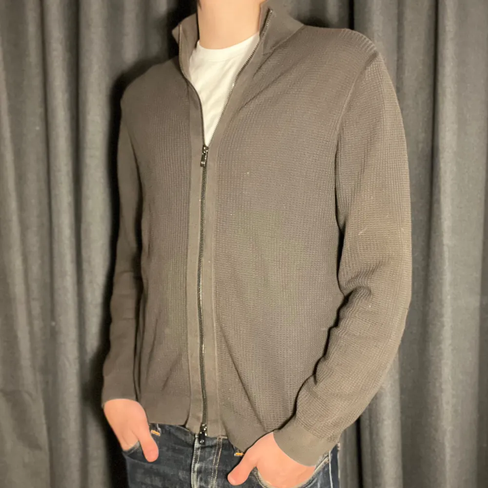 Tjena! Säljer nu en Massimo Dutti Tröja | Skick 9 /10 mycket bra | Modellen är 186cm och väger 70kg | Nypris ca 1500kr | Mitt pris 225kr | Kom gärna pm vid frågor eller funderingar | Postas eller möts upp i Gävle!. Tröjor & Koftor.