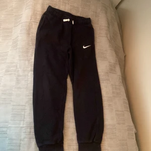 Nike mjukis - Fina Nike mjukisbyxor storlek M (137-147) 10-12 år Fint skick inga hål eller annat slitage