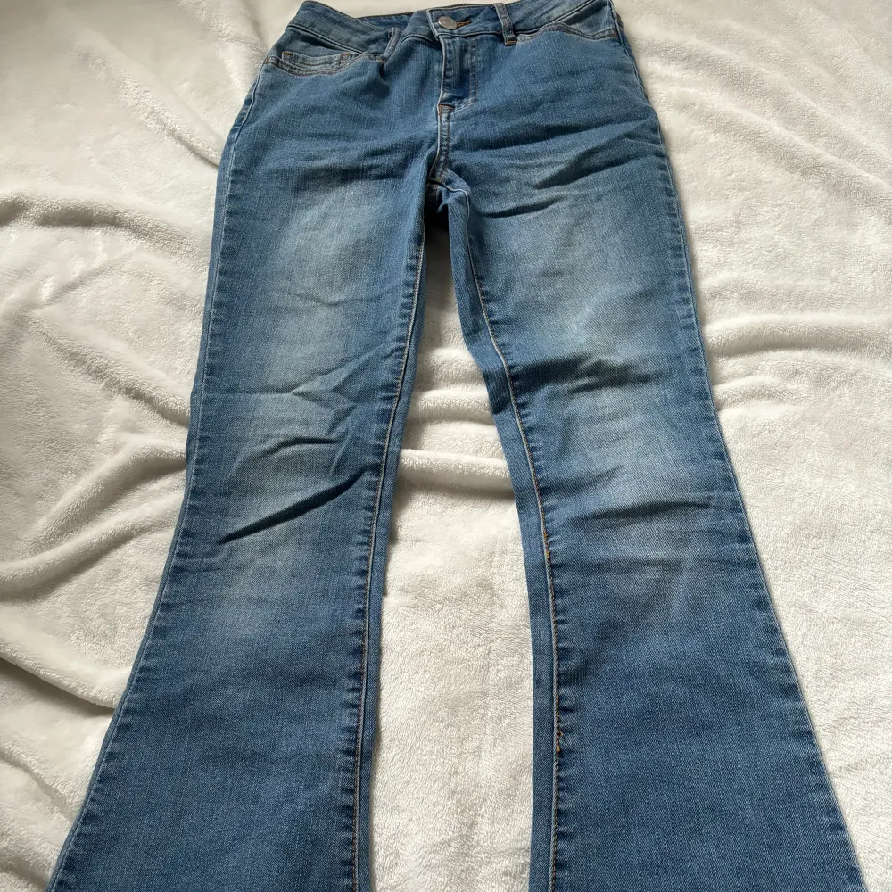 Jättefina blåa boot cut jeans från Vila. Vädigt bra skick!. Jeans & Byxor.