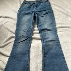 Jättefina blåa boot cut jeans från Vila. Vädigt bra skick!