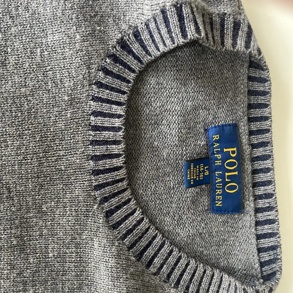 En helt ny grå stickad Ralph lauren tröja som endast är använd 1 gång. Tröjan är helt utan defekter och är i nyskick.                   Nypris: 1000kr  Vårt pris: 350kr. Tröjor & Koftor.