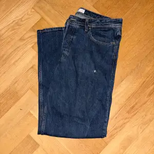 Mörkblåa Jack & Jones jeans, liten defekt under vänster ficka, annars bra skick!😁  Storlek: 33/32