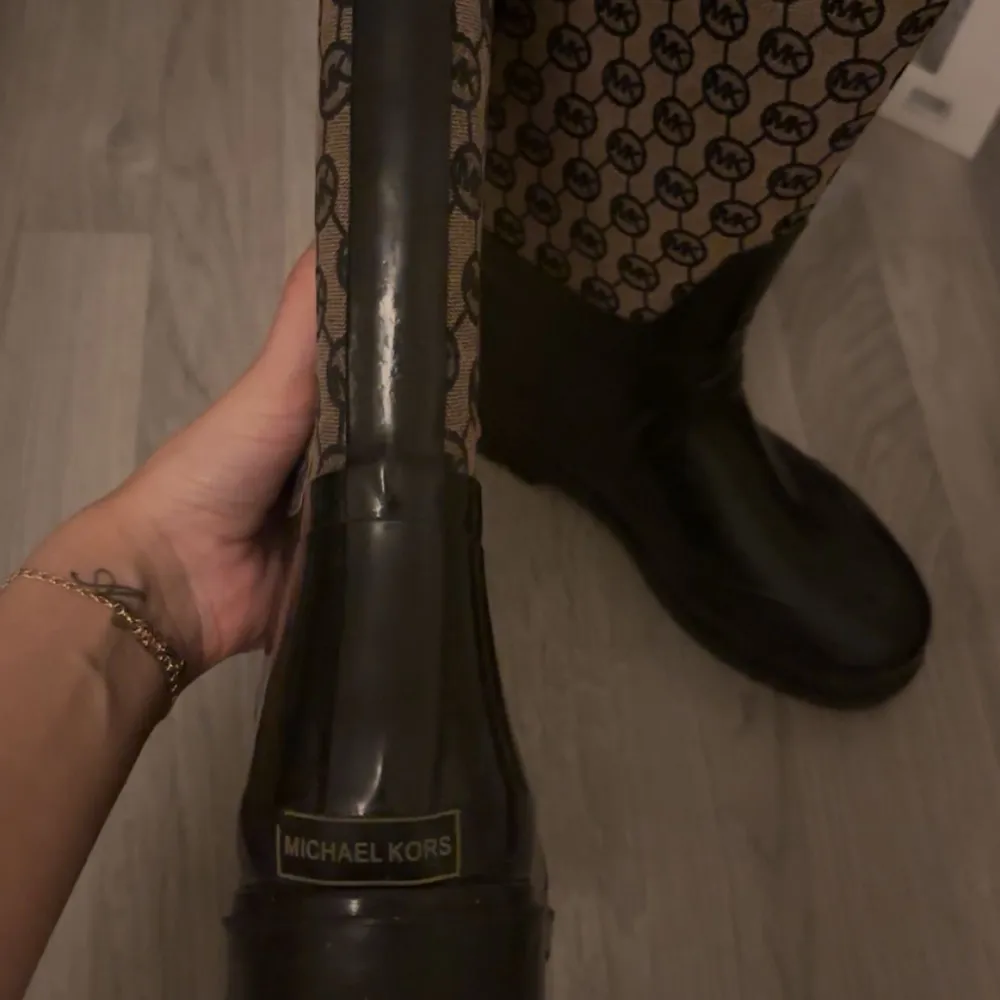 Säljer mina Michael kors stövlar i 39 halv/40 väldigt bra skick, jätte fina stövlar men inte något jag andvänder alls. Fler bilder finns, pris kan diskuteras!. Kengät.