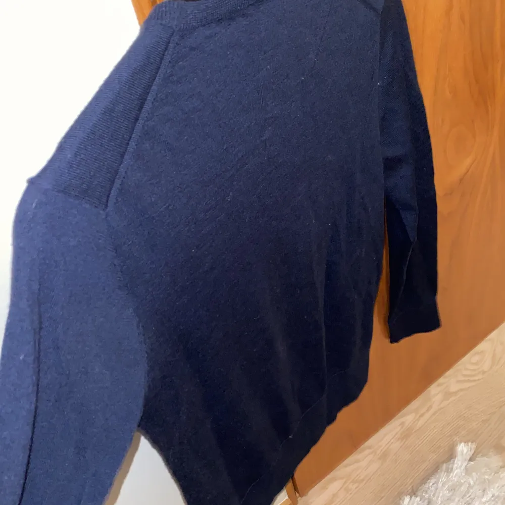 Säljer ni denna feta Ralph lauren tröjan eftersom den är för liten. Den är knappt använd och har inga defekter. Storleken är 14-16 men den är ganska liten i storlek annars är den utmärkt och priset kan diskuteras!!. Tröjor & Koftor.
