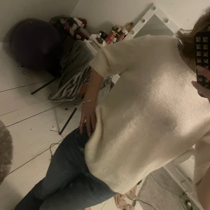 Stickad tröja med korta armar  - Jätte fin stickad tröja med korta ärmar jätte fint skick storlek är s/ m men jag har xs och den sitter perfekt 