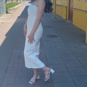 Zara Klänning vit - Säljer min Zara klänning som jag bara har haft på mig 1 gång. Storleken är XS.