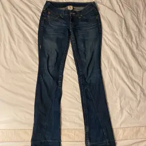 Säljer mina low waist raka/ bootcut true religion jeans då de är för stora för mig. De är långa och kan passa någon upp till ca 168cm. De går också jättebra att vika in dem annars(2 bilden)💙