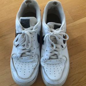 Nike Airforce1 vitsvarta  - Säljer dessa AF1s i rätt så dåligt skick, de funkar men är relativt utslitna. Nypris runt 1200-1400kr.  Skriv vid frågor!