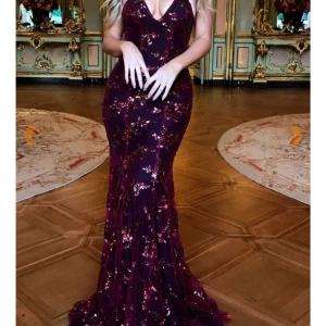 Balklänning!! - En jätte fin vinröd/rosa balklänning som jag säljer för den passade inte mig som jag ville! Säljer likadan i blå! Aldrig använd och köpt för 810, skriv om ni vill ha bild med den på!