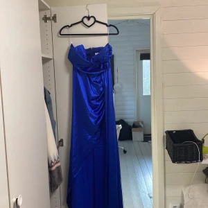 Balklänning  - Helt ny straples kläning jätte fin 