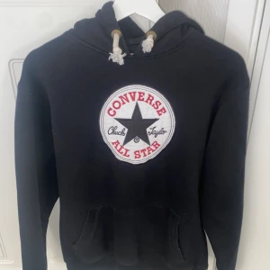 Converse hoodie - Säljer min äkta svarta converse hoodie med broderad logga då den blivit för liten för mig. Storleken säger XL men sitter mer som en S.