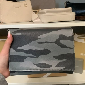 Väska  - Använder inte den längre så vill helst bli av med den. Väskan har många fickor så man får plats med mycket🙃