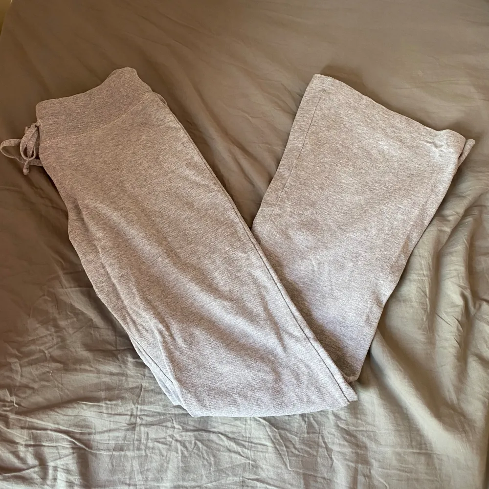 Supersnygga och trendiga yogapants från Brandy Melville!   De är i nyskick och säljes för att de inte kommer till användning. Ljusgrå och one size, men jag upplever dem vara lite stora i storleken. Skriv vid frågor  💗. Jeans & Byxor.