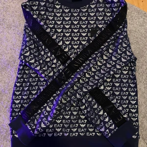 Armani tröja - Helt i nyskick inga skador  Använd två,tre gånger  Storlek S men passar M  Säljer då jag inte passade i den  Går för 850 kr i nypris