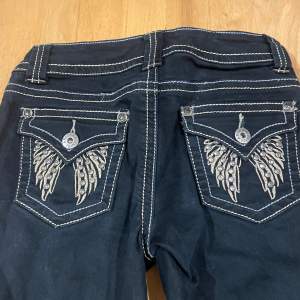 Y2k jeans med vingar på baksidan påminner om miss me jeans. Inga defekter säljer pga för små på mig 