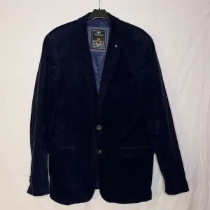 Manchester kavaj  - Marinblå Manchester kavaj | fint skick | storlek L | pris 199kr | passar perfekt för dig som är runt 190cm | perfekta kavajen inför våren | Fraktar via PostNord och Instabox på köparens bekostnad:)  Hör av dig vid frågor och funderingar mvh