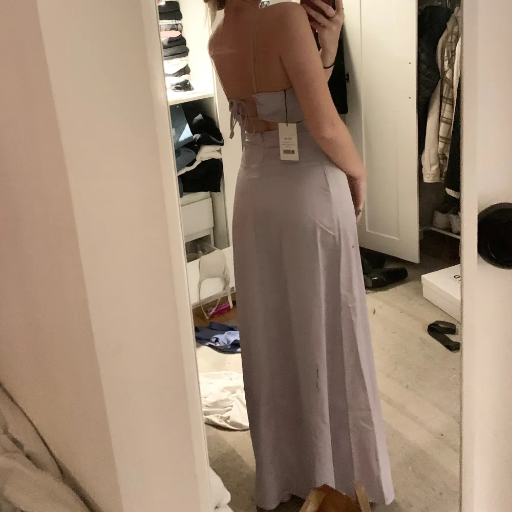 Jättefin ljuslila balklänning från NAKD! Använd 1 gång! Jag är 168cm lång! Fläcken är bara på spegeln och inte på klänningen.  . Klänningar.