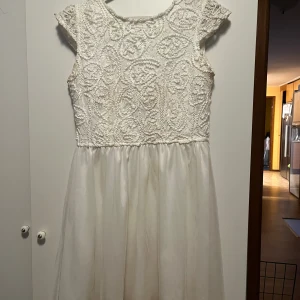 Student klänning säljes - Säljer nu min stundet klänning från BUBBLEROOM i strl 36/S  Mycket fint använt, dock finns en liten fläck på den (se bild).  Säljes för 450kr+ frakt  Inköpt för 699kr  Finns ej kvar på hemsidan 