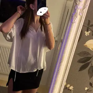 En super fin vit blus från H&m🦄knappt använt och är bra kvalite💗💗🫶