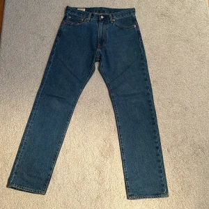 Levi’s baggy jeans navy - Säljer ett par riktigt sköna och stilrena baggyjeans från Levi’s. Köptes för 1.300 i London. Skick 10/10, aldrig använda. 