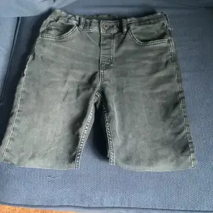 detta är ett par mörkgråa jeans som jag inte använder längre eftersom de blev för små, de är i topp skick bara att ena bakfickan är lite vikt men det fixar nog ett strykjärn. orginalpris 500