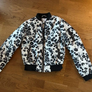 Jacka - Bra skick, Storlek 150 