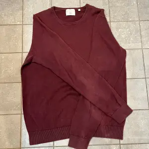 Säljer denna snygga stickade tröjan från märket bläck. Den är vidröd men lite på gränsen till röd-lila. Nypris ligger på runt 600kr och den vi säljer är i bra skick. Tveka inte på att höra av er